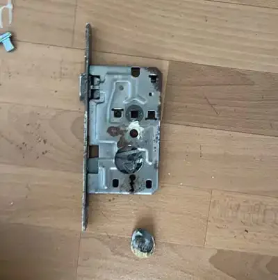 Ausgebauter Schlosskasten als thematische Illustration einer Schlossreparatur