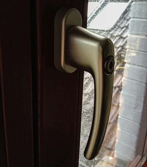 Abschließbarer Fenstergriff, thematische Illustration aus unserem Bildbestand