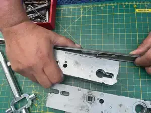 Werkstattarbeiten an ausgebauten Schlosskomponenten einer Mehrfachverriegelung