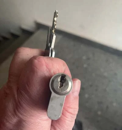 Ausgebauter Zylinder mit eingestecktem Schlüssel als thematische Illustration