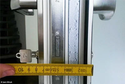Schlossbereich einer geöffneten Tür mit Schlüssel und Zollstock